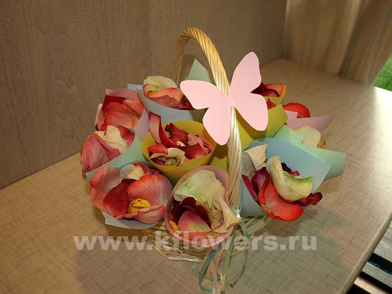 Эффектный набор из лепестков розы в подарок молодоженам