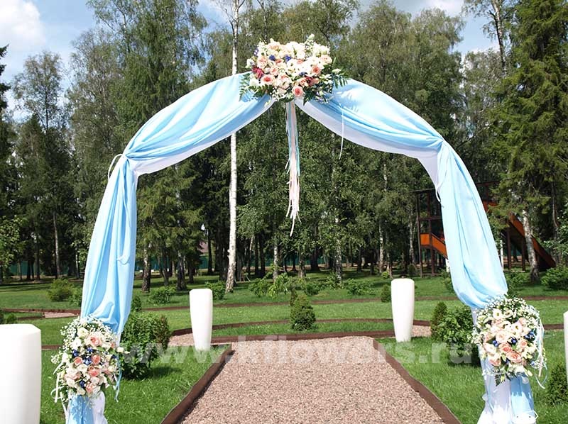 Возле арки молодые клянутся в любви и верности