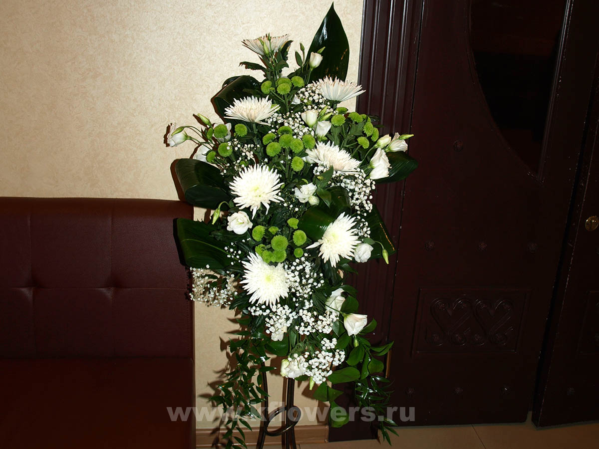 Композиция из эустом, одноголовых и кустовых хризантем с зеленью