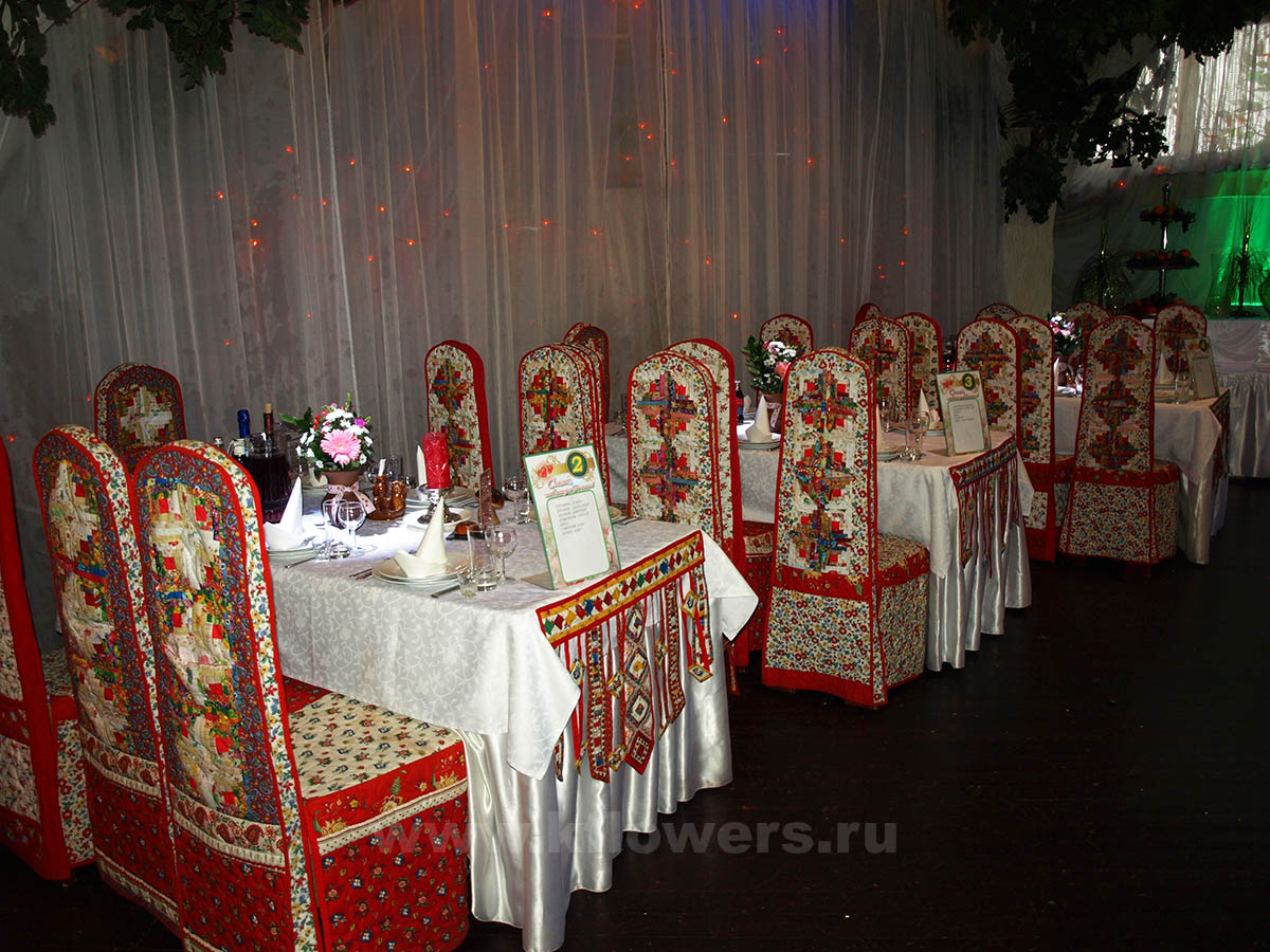 Украшение свадебного зала с ярким декором - нелегкая задача