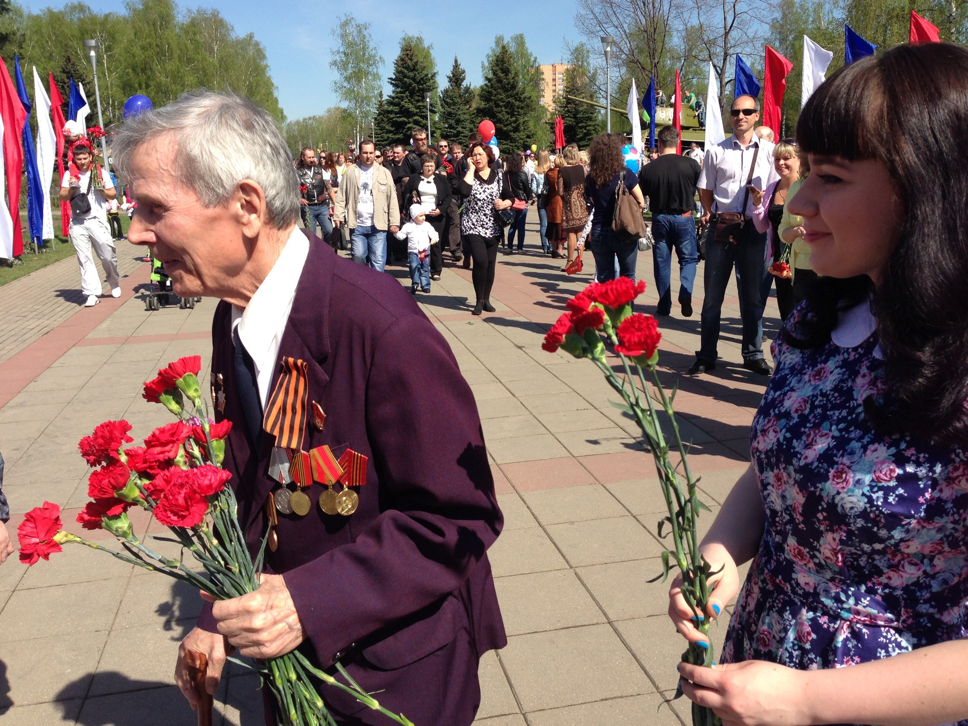 В День победы возлагают цветы к памятнику, дярят их стойким защитникам отечества