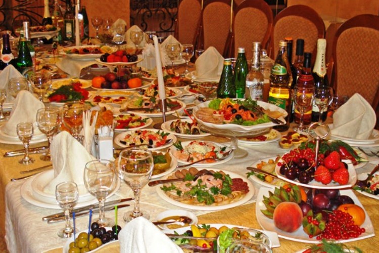 Богатейший ассортимент из блюд кавказской, русской, европейской кухни