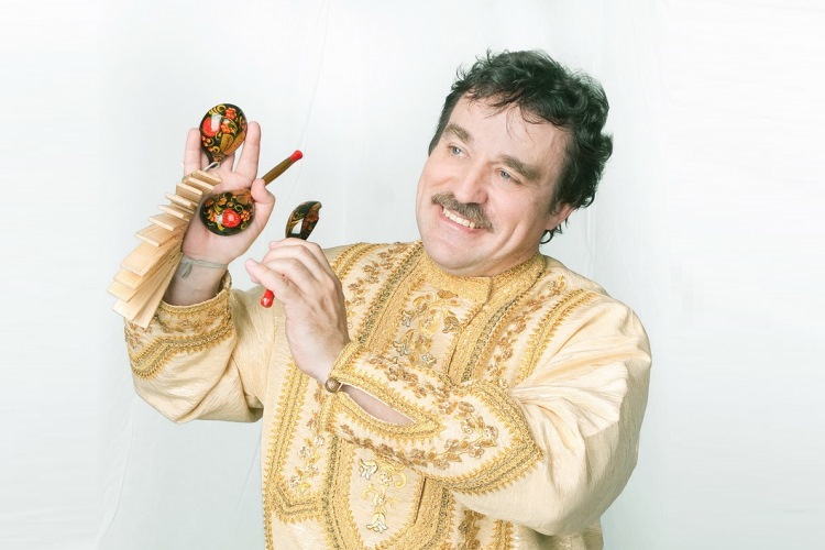Тенор Сергей играет на ложках, пиле, трещотках, косе, рожке и свистит