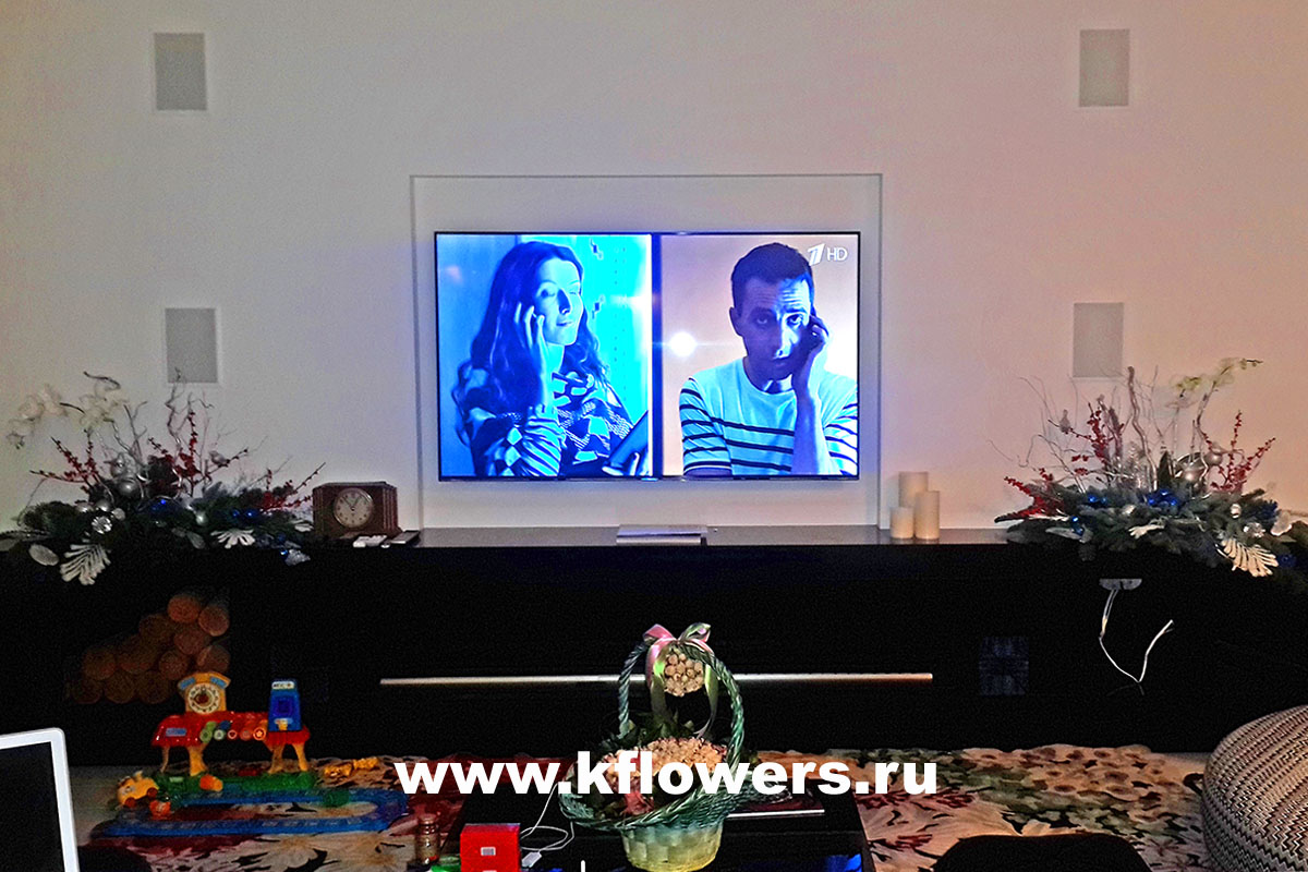 Прекрасные новогодние композиции в интерьере московской квартиры