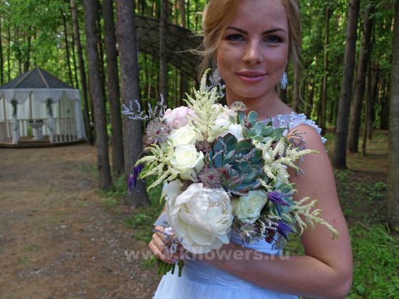 роскошный букет невесты из пионов, суккулентов, роз, клематисов