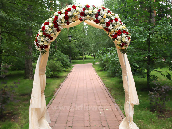 Роскошная цветочная гирлянда украсила свадебную арку
